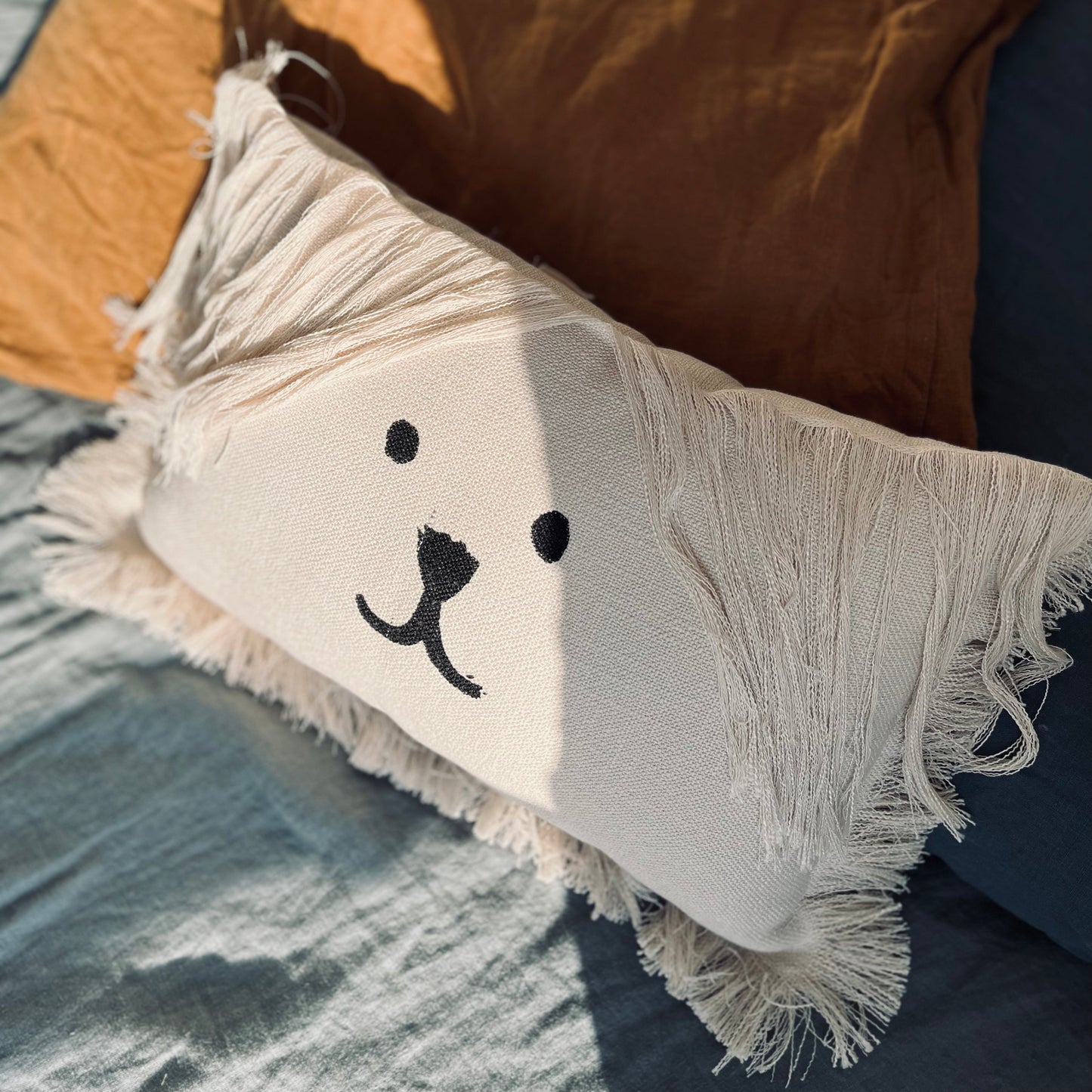 Coussin Bouboule en tissu upcyclé écru