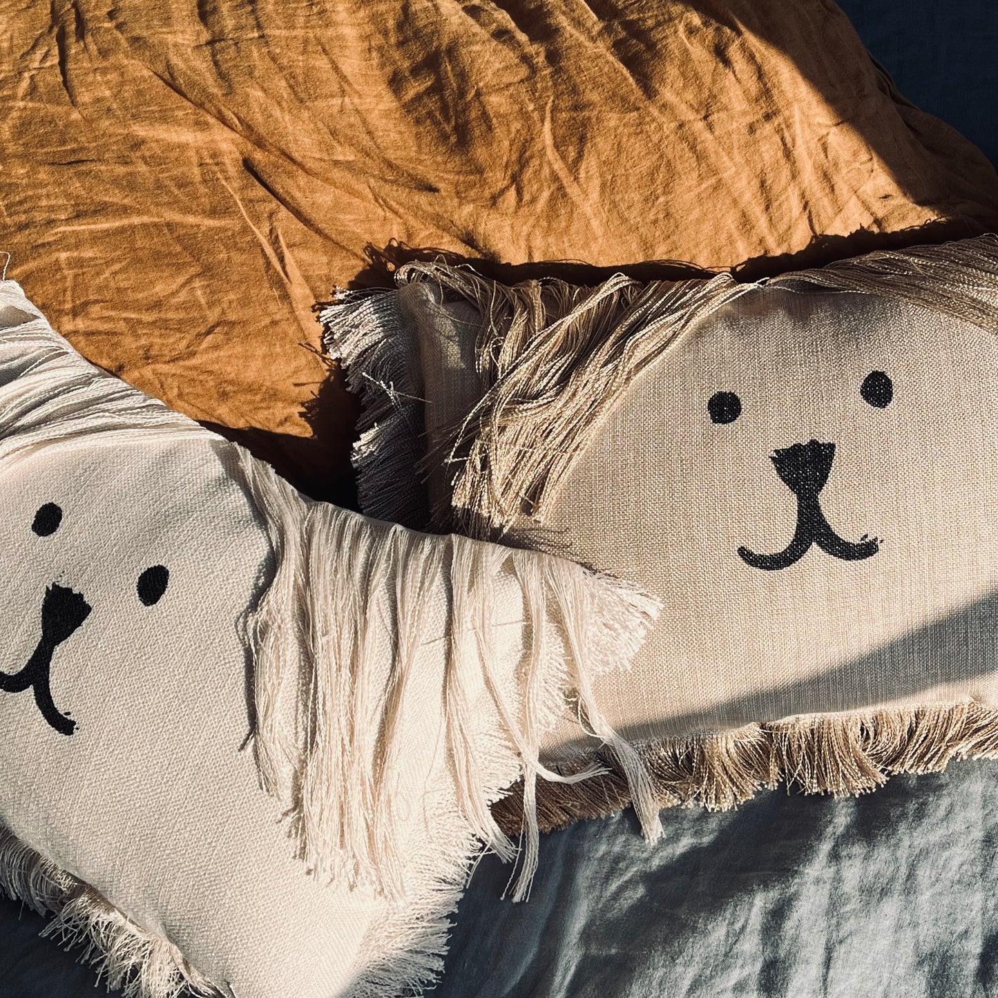 Coussin Bouboule en tissu upcyclé écru