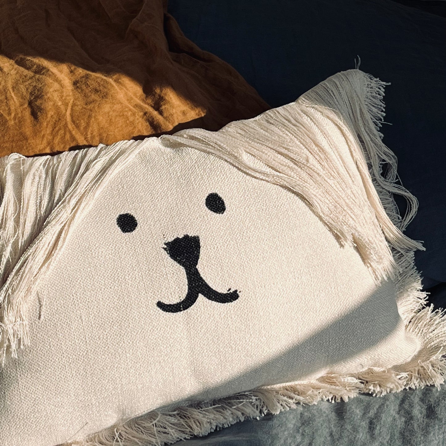 Coussin Bouboule en tissu upcyclé écru