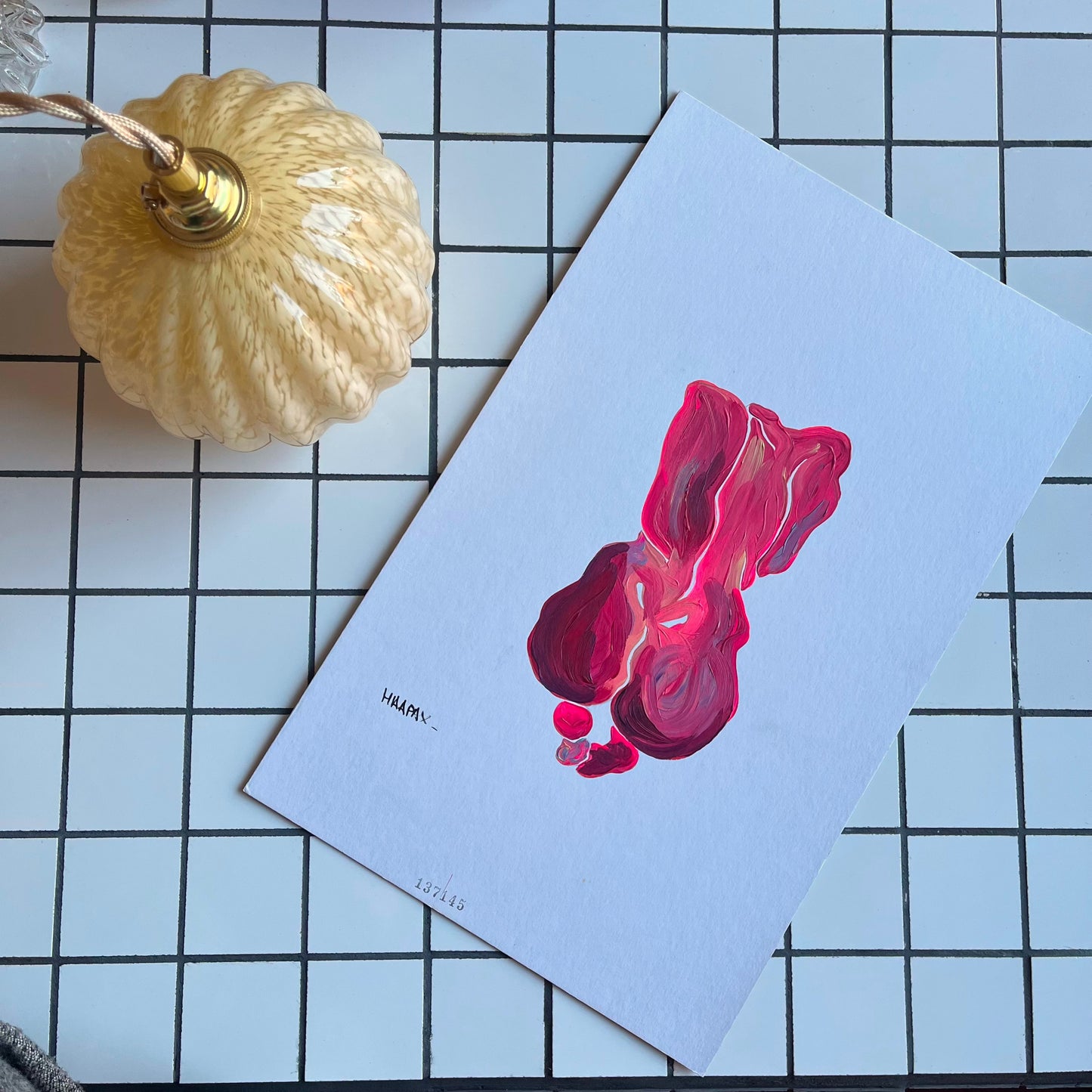 peinture sur support upcyclé - la femme assise rouge