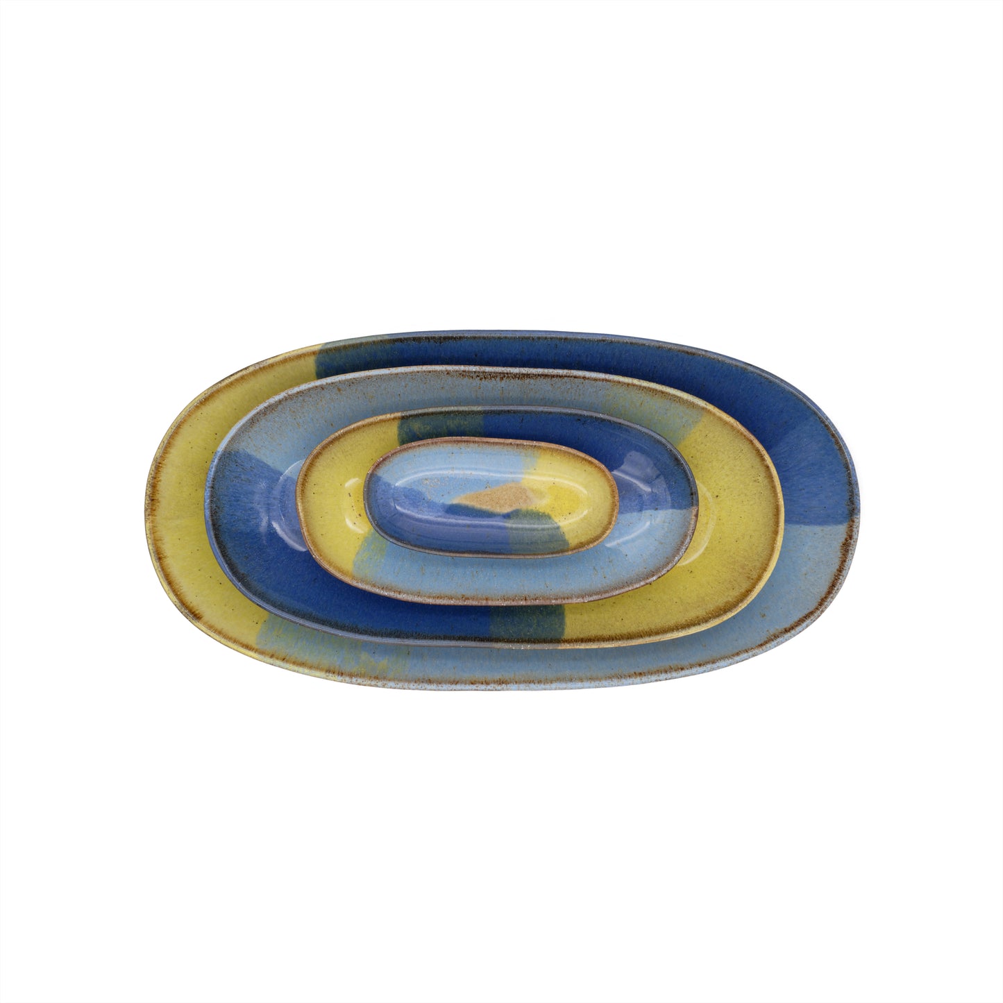 vue de dessus, 4 plats à service en grès naturel avec motif tricolore bleu profond, bleu ciel et jaune