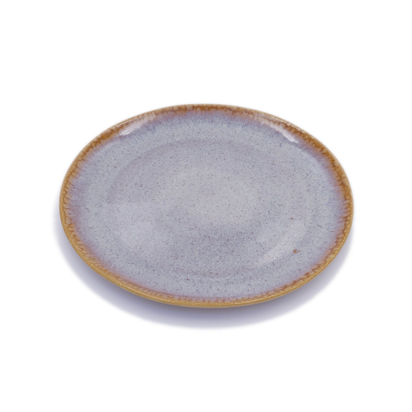 vue de biais, assiette plate en grès naturel avec émail réactif ambre et violet subtil