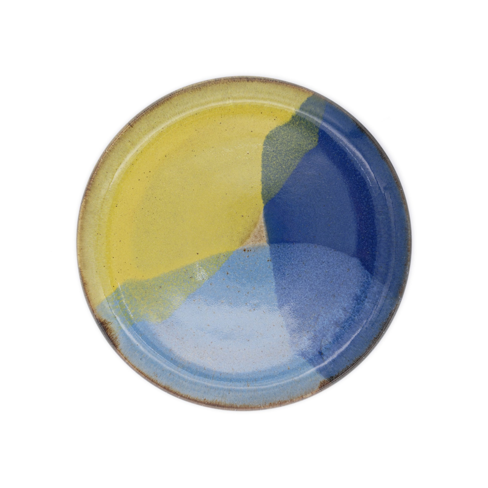 vue de dessus, assiette plate en grès naturel avec motif tricolore bleu profond, bleu ciel et jaune