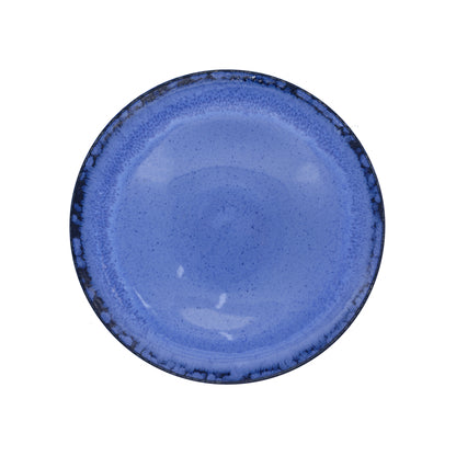 vue du dessus, assiette plate en grès naturel et émail réactif bleu profond