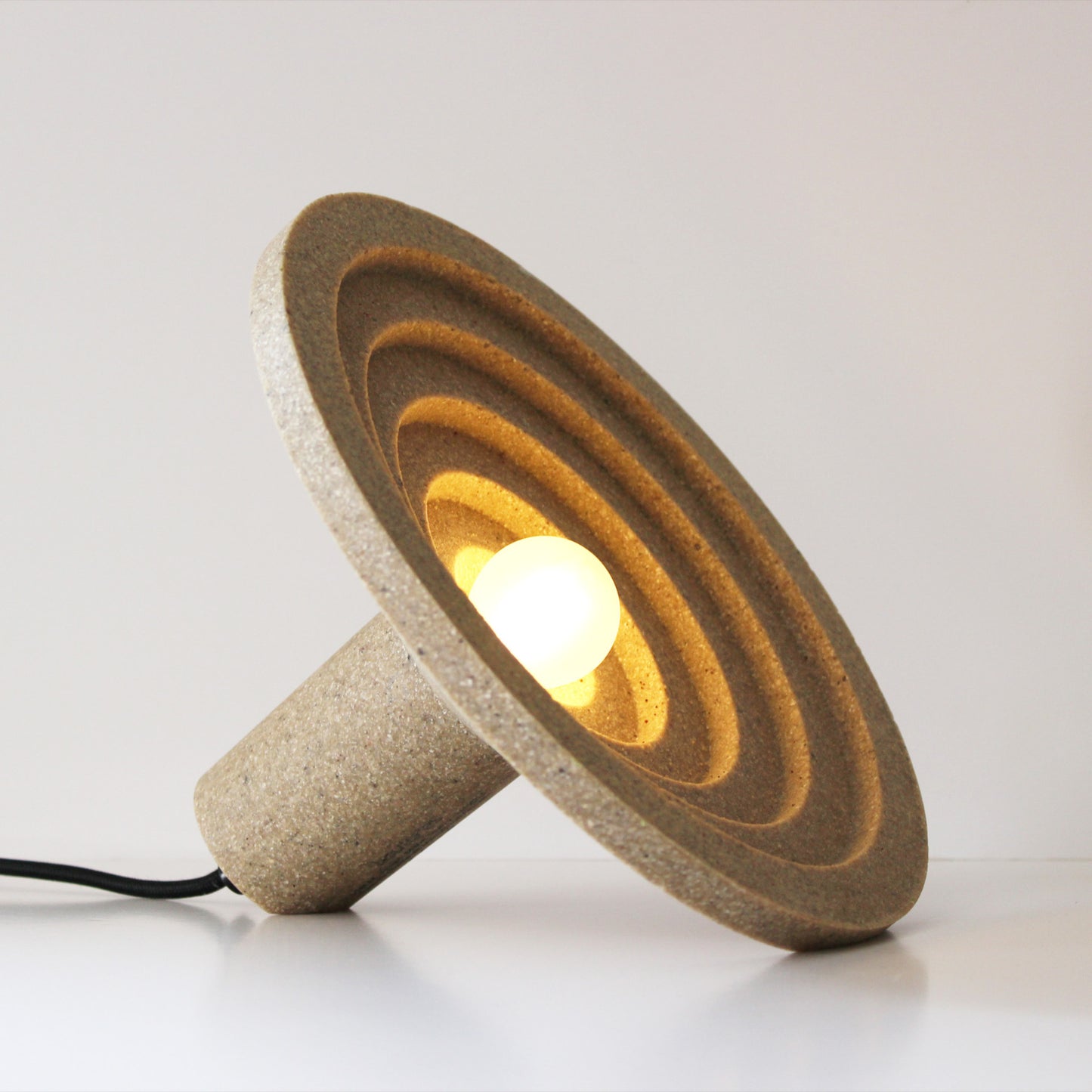Table lamp in recycled oyster shells - Scalaé