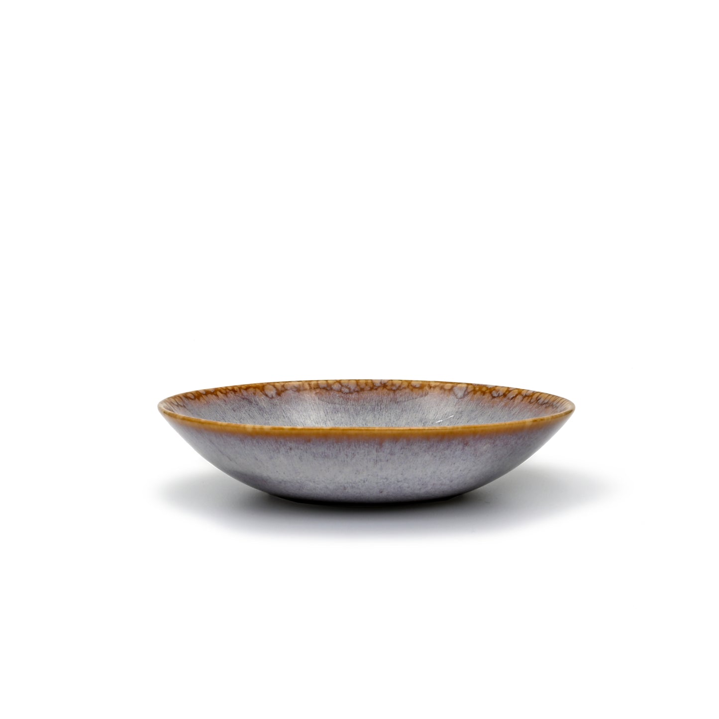 vue de profil, assiette creuse en grès naturel avec émail réactif ambre et violet subtil